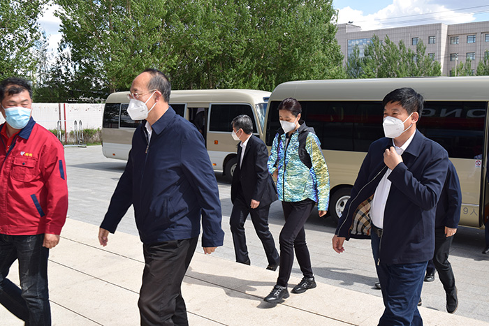 吉林省委常委、常务副省长吴靖平莅临恒峰g22生产基地督导调研